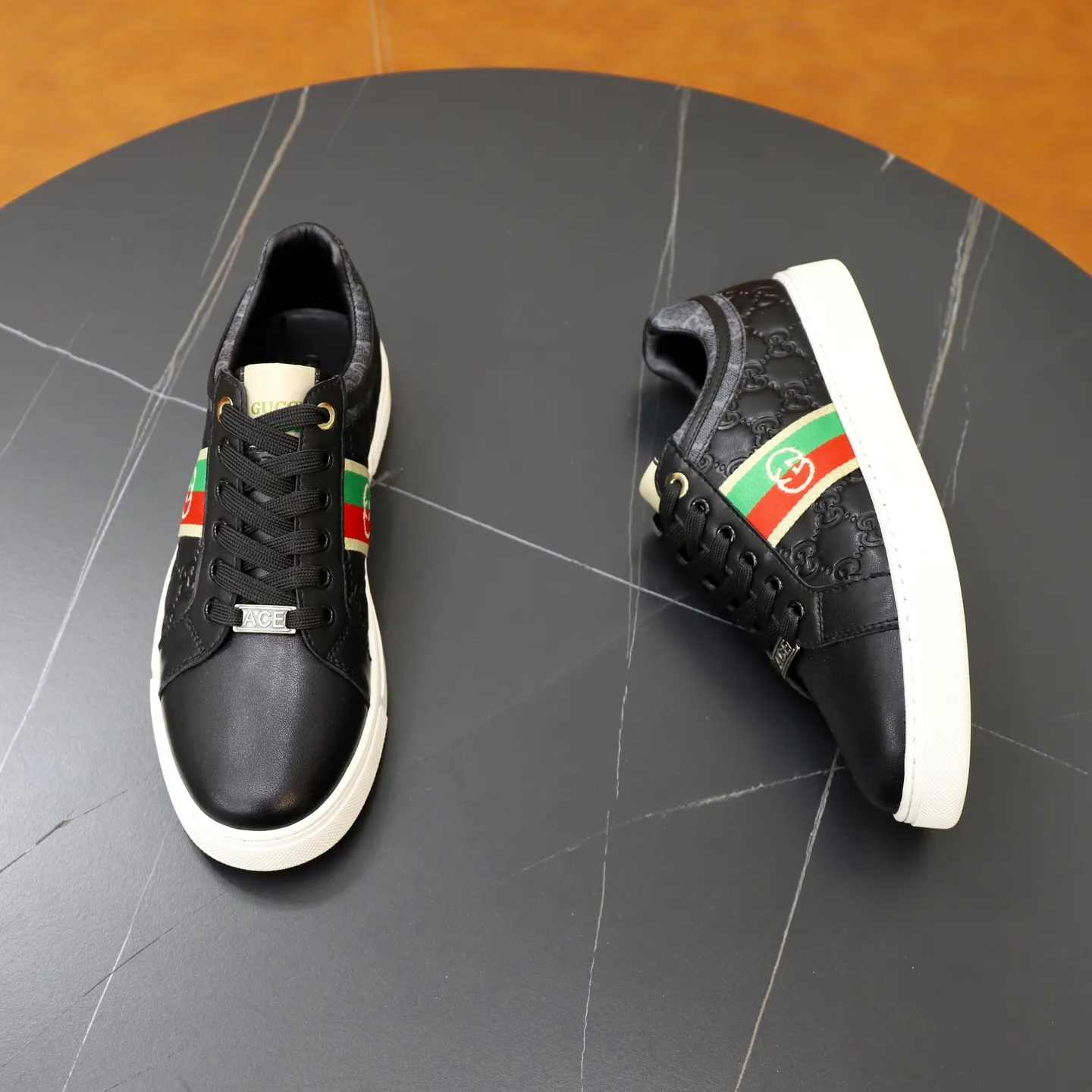 Ex-factory price: 440💰🙅‍♂️🙅‍♂️🙅‍♂️ Brand: GUCCI Standard code: 38-44 (45 customized) Grade: Same as the official website Material: Original material splicing Comfortable and breathable lining Lightweight and wear-resistant sports outsole Style category: Men's fashionable casual shoes Running sneakers Distinguished luxury brand elements Top luxury Color: actual picture color